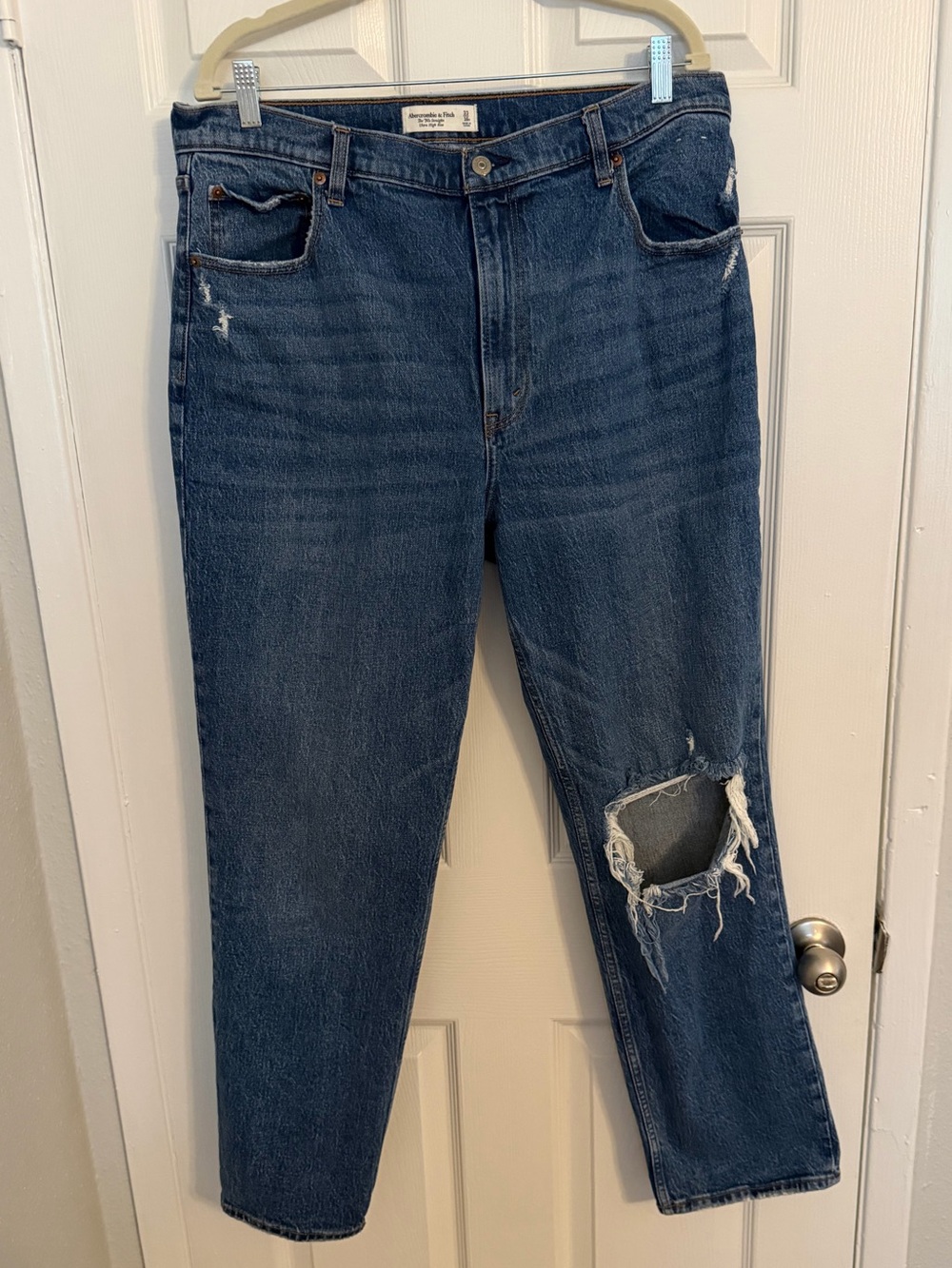 Women’s Abercrombie and Fitch The 90s Straight Ultra High Rise dark jeans